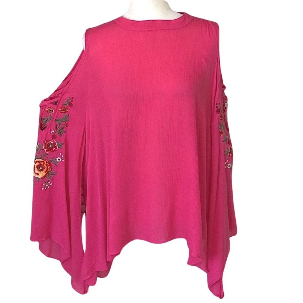 BOUTIQUE ITEM- CURVY FLOWY TOP IN PINK WITH EMBROIDERED SLEEVES